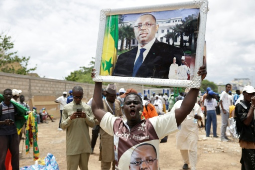 Supporters of former Senegalese president Macky Sall gather outside the airport ahead of his arrival in Dakar on July 17, 2026 — Patrick MEINHARDT / AFP