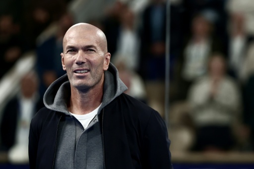 La légende du football français et entraîneur Zinédine Zidane assiste à une cérémonie sur le court Philippe-Chatrier du complexe de Roland-Garros, à Paris, le 14 septembre 2025 — Thibaud MORITZ / AFP