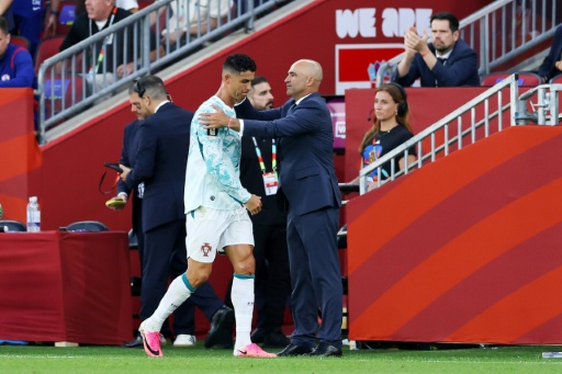 El seleccionador de Portugal, Roberto Martínez, abraza a Cristiano Ronaldo al ser sustituido durante el partido de dieciseisavos de final del Mundial ante Croacia, en Toronto, el 2 de julio de 2026