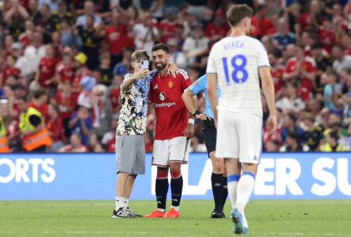 Pitch invaders take selfies with Fernandes during Man Utd friendly