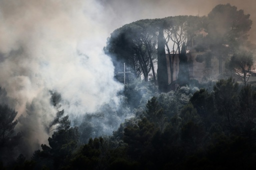 De la fumée s'élève près de Cotignac, dans le Var, le 23 juillet 2026 — Thibaud MORITZ / AFP