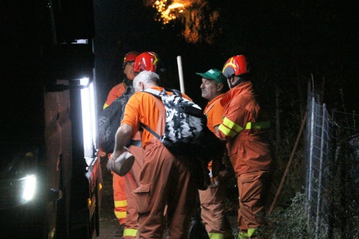 Unos bomberos combaten un incendio en Sagana, en la isla italiana de Sicilia, el 22 de julio de 2026 — Alessandro Fucarini / AFP