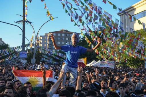 النواب الأتراك يقرون قانونا تاريخيا حول إعادة دمج مقاتلي حزب العمال الكردستاني