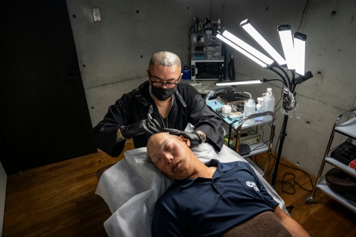 ما بين الفن والطب... الوشم التجميلي في اليابان يبحث عن هوية