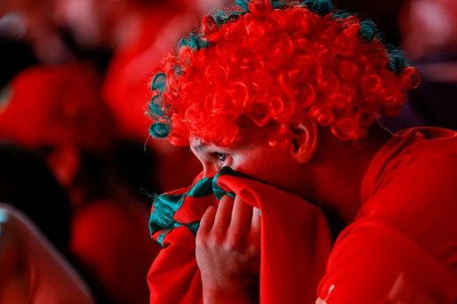 La déception d'un supporter marocain lors d'une retransmission à Rabat du quart de finale de Coupe du monde perdu face à la France, le 9 juillet 2026
