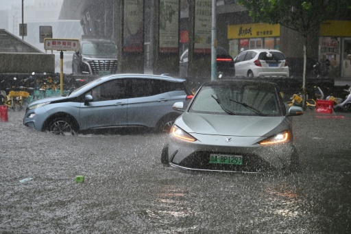 Une rue inondée à Pékin, le 7 juillet 2026 après des orages violents en Chine
