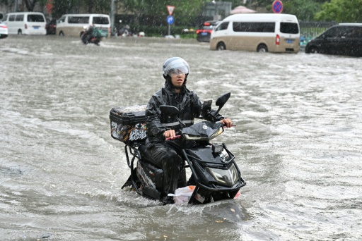 Une rue inondée à Pékin, le 7 juillet 2026 après des orages violents en Chine