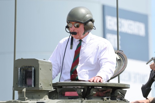 Le roi Charles III du Royaume-Uni à bord d’un char de combat principal Challenger 3 lors d’une visite à l’occasion de la Journée des familles du Royal Tank Regiment au Tank Museum, le 6 juillet 2026 à Bovington, dans le sud-ouest de l’Angleterre.