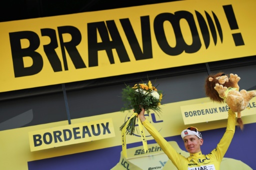 Tadej Pogacar celebra en el podio con el maillot amarillo de líder de la general tras la séptima etapa del Tour de Francia. En Burdeos (sudoeste de Francia), el 10 de julio de 2026