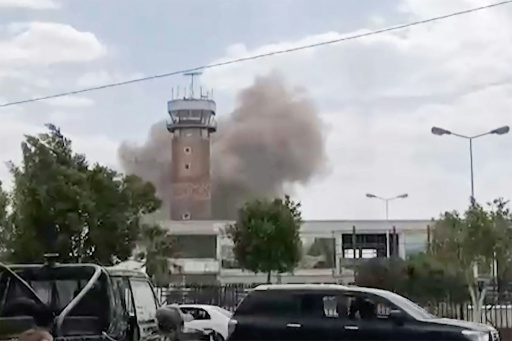 Yemen govt says hit Sanaa airport, Houthis attack Saudi Arabia