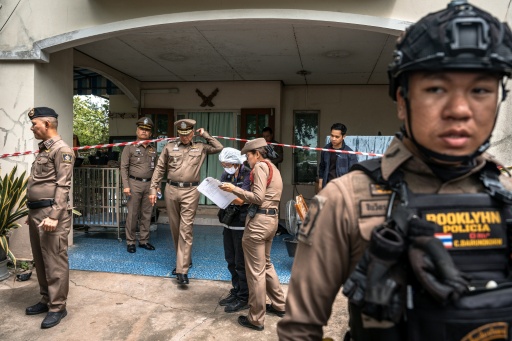 Des policiers devant la maison où un adolescent a tué ses grands-parents avant de commettre une fusillade dans une école au nord de Bangkok, la capitale de la Thaïlande (7 août 2026) — Chanakarn LAOSARAKHAM / AFP