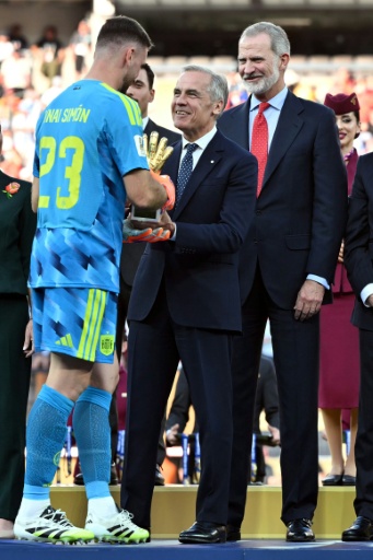 Canadian Prime Minister Mark Carney (C) says he has no confidence in Infantino — Mandel NGAN / AFP