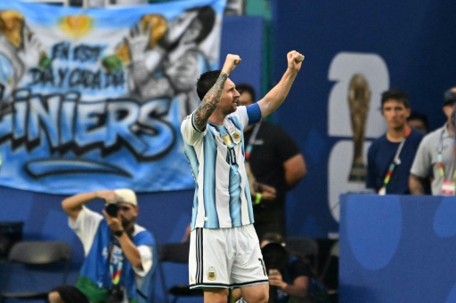 Lionel Messi vient de lancer l'Argentine contre le Cap-Vert, avant une victoire compliquée en 16e de finale du Mondial à Miami Gardens, le 3 juillet 2026 — ROBERTO SCHMIDT / AFP