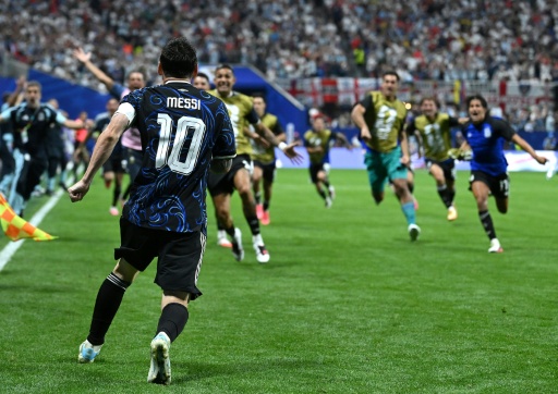 Lionel Messi partage sa joie avec les Argentins sur le but libérateur contre l'Angleterre signé Lautaro Martinez à Atlanta, le 15 juillet 2026 — Shaun Botterill