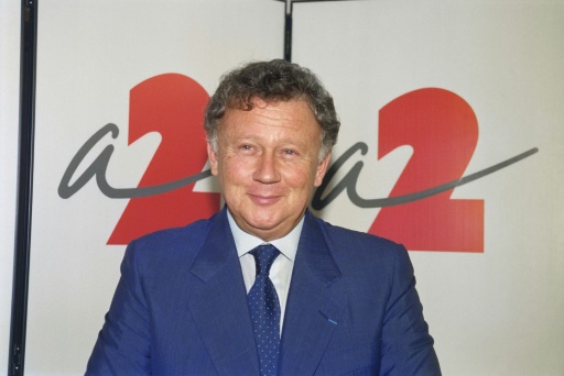 Philippe Bouvard le 30 septembre 1990 dans les studios d'Antenne 2 à Paris — Georges BENDRIHEM / AFP