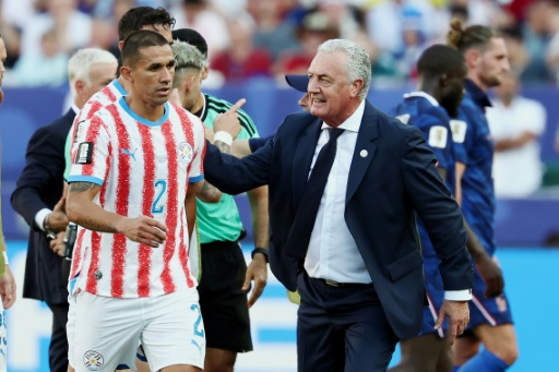 Paraguay's coach Gustavo Alfaro (R) during his team's World Cup loss to France on Saturday