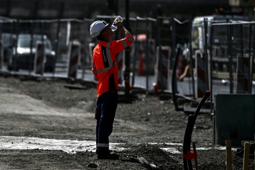 Un ouvrier boit de l'eau sur un chantier de construction à Bordeaux, le 22 juin 2026