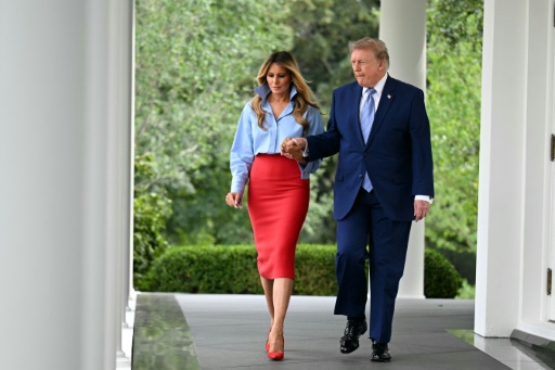 Le président américain Donald Trump et son épouse Melania arrivent pour un événement dans la roseraie de la Maison Blanche, le 20 août 2026 à Washington — Jim WATSON / AFP