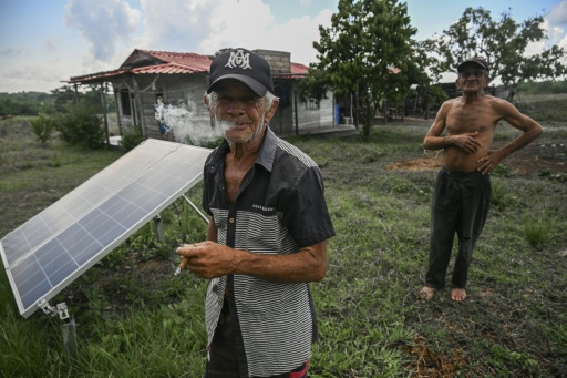Victorino Maqueira (à esquerda) e Fidel Maqueira posam para uma fotografia durante uma entrevista à AFP em sua residência em Consolación del Sur, província de Pinar del Río, Cuba, em 26 de julho de 2026. — YAMIL LAGE / AFP