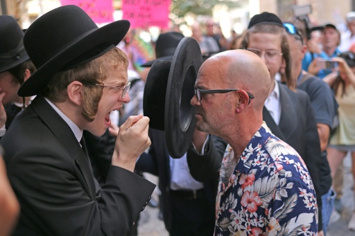 Manifestantes ultraordoxos y seculares discuten durante una manifestación frente a un café en Jerusalén, el 15 de agosto de 2026 — AHMAD GHARABLI / AFP