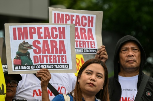 Des manifestants réclament la destitution de la vice-présidente philippine Sara Duterte devant la Chambre des députés, à Quezon City, dans la région métropolitaine de Manille, aux Philippines, le 29 avril 2026