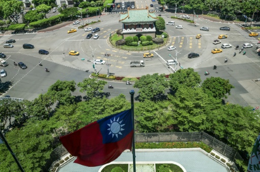 Le drapeau de Taïwan flotte devant un rond-point à Taipei, le 4 août 2026, à la veille du coup d'envoi de l'exercice militaire annuel "Han Kuang" — I-Hwa Cheng / AFP