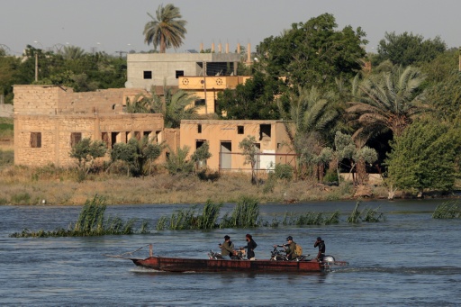 مقتل طفلين على الأقلّ بحادث غرق زورق في شرق سوريا (الدفاع المدني)