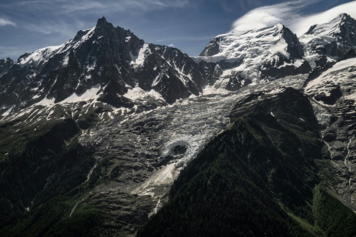 Un trou apparu dans le glacier des Bossons sur le massif du Mont-Blanc à Chamonix en Haute-Savoie le 17 juin 2026 — Jeff PACHOUD / AFP