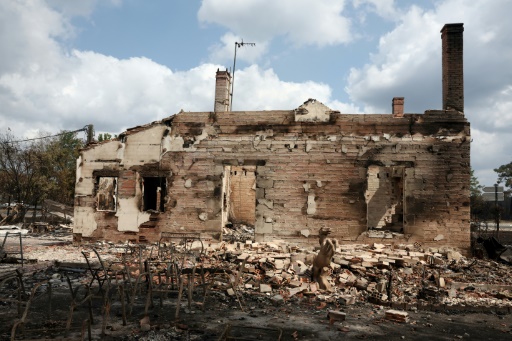 Une maison détruite par un incendie entre Lège-Cap-Ferret et Marcheprime, à l'ouest de Bordeaux, le 26 juillet 2026 — ROMAIN PERROCHEAU / AFP