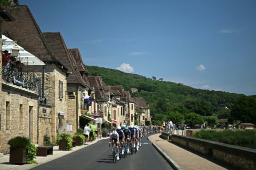 El pelotón del Tour de Francia a su paso por la localidad de La Roque-Gageac en la 8ª etapa, el 11 de julio de 2026