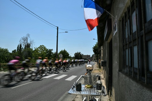 El pelotón del Tour de Francia pasa junto a un manoquí con forma de esqueleto humano a pleno sol en la 8ª etapa, entre Perigueux y Bergerac, en el suroeste de Francia, el 11 de julio de 2026