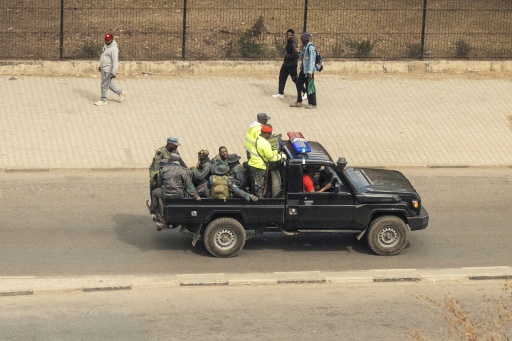 Un véhicule de la police patrouille dans une rue après les élections présidentielle et parlementaires, à Lusaka, le 15 août 2026 en Zambie — GIANLUIGI GUERCIA / AFP