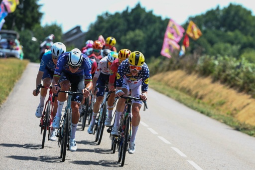 It was not until about halfway through the stage that an eight-man breakaway finally went clear on the steep 3.8km-long Suc au May climb