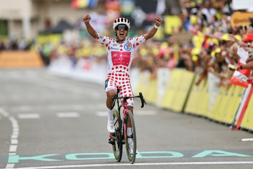El ciclista ecuatoriano Richard Carapaz celebra su victoria en la 20ª etapa del Tour de Francia en el Alpe d'Huez el 25 de julio de 2026 — Anne-Christine Poujolat / AFP