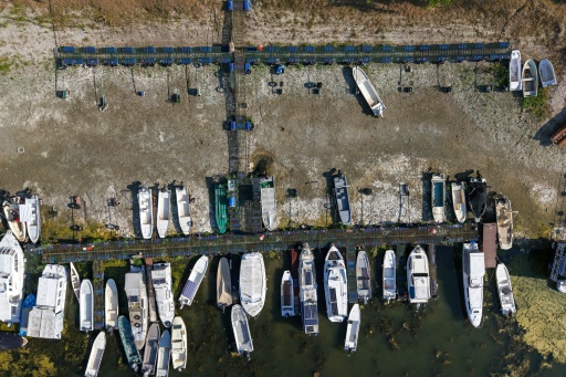 Des bateaux échoués sur une rive asséchée du Danube près de Novi Sad, en Serbie, le 27 juillet 2026 — Nenad MIHAJLOVIC / AFP