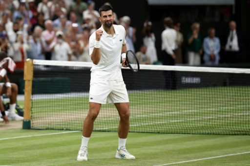 El serbio Novak Djokovic celebra su victoria ante el canadiense Felix Auger-Aliassime en cuartos de final de Wimbledon, en el All England Lawn Tennis and Croquet Club de Wimbledon, el 7 de julio de 2026