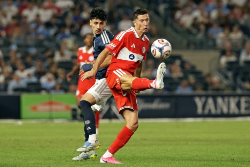 Robert Lewandowski, do Chicago Fire, domina a bola diante de Arnau Farnós, do New York City FC, no Yankee Stadium, em 25 de julho de 2026, em Nova York. Adam Hunger/Getty Images/AFP