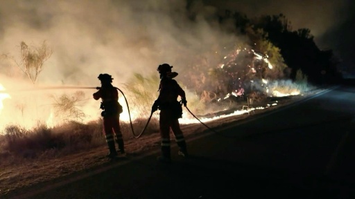 Des pompiers espagnols luttent toute la nuit contre un incendie meurtrier en Andalousie