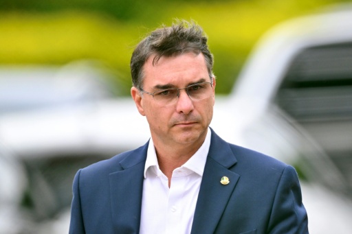 Le sénateur Flavio Bolsonaro, fils de l'ancien président brésilien Jair Bolsonaro, quitte le siège de la Police fédérale où Jair Bolsonaro est détenu, à Brasilia, le 25 novembre 2025 — Evaristo Sa / AFP