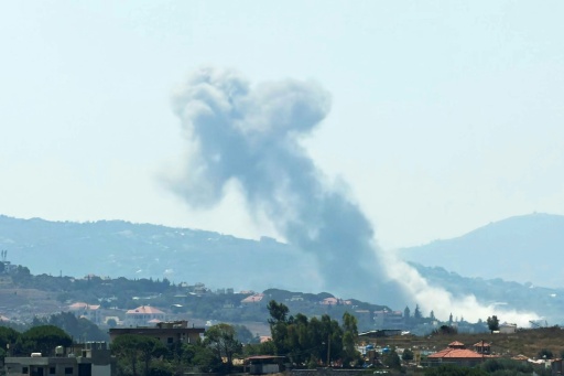 Photo prise depuis la ville de Nabatiyé, dans le sud du Liban, montrant la fumée d'une explosion contrôlée par Israël dans le village de Kfar Tebnit, le 21 juillet 2026 — Abbas Fakih / AFP