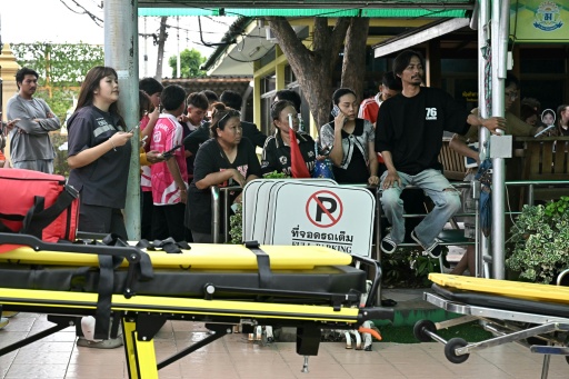 Padres y alumnos se reúnen frente a una escuela tras un tiroteo en el distrito de Bang Kruai, en la provincia de Nonthaburi, al norte de Bangkok, la capital de Tailandia, el 7 de agosto de 2026 — Lillian SUWANRUMPHA / AFP