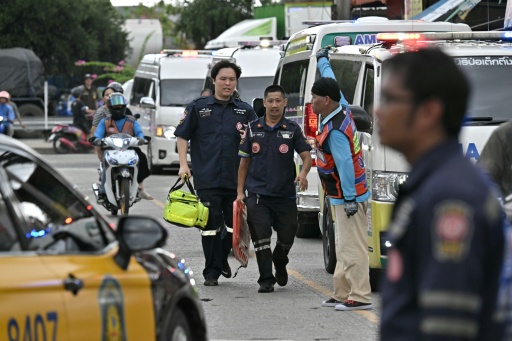 Los servicios de emergencia se reúnen frente a una escuela tras un tiroteo en el distrito de Bang Kruai, en la provincia de Nonthaburi, al norte de Bangkok, la capital de Tailandia, el 7 de agosto de 2026 — Lillian SUWANRUMPHA / AFP