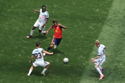 El delantero español Lamine Yamal avanza entre tres defensores belgas durante el partido de cuartos de final del Mundial disputado por ambas selecciones en Los Ángeles, el 10 de julio de 2026