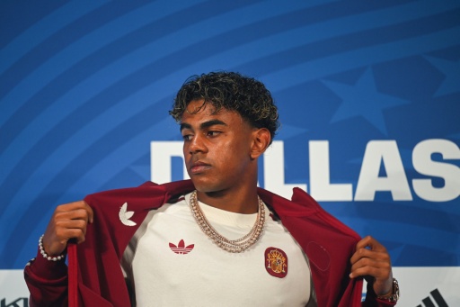 El delantero español Lamine Yamal comparece ante la prensa en el Dallas Stadium, en Arlington (Texas, EEUU), el 13 de julio de 2026, víspera de la semifinal del Mundial de Fútbol contra Francia