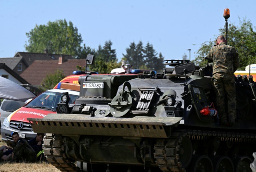 The armed forces contributed heavy equipment to help fight the forest fire — Roberto Pfeil / AFP
