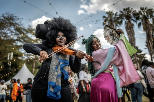 Des cosplayer posent le 22 août 2026 à Nairobi durant la convention Otamatsuri consacrée à la culture des mangas et animes japonais — Luis TATO / AFP