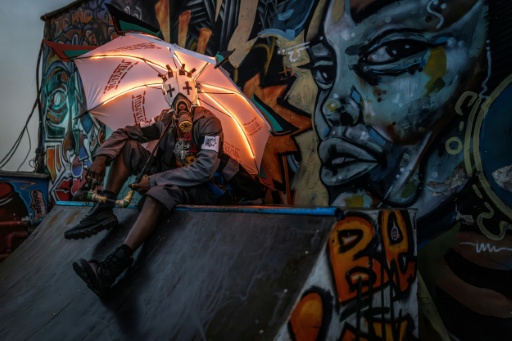 Julius Mokaya, cosplayer de 34 ans, pose le 13 août 2026 à Nairobi pour ses réseaux sociaux, déguisé en Enjin, un personnage de manga — Luis TATO / AFP