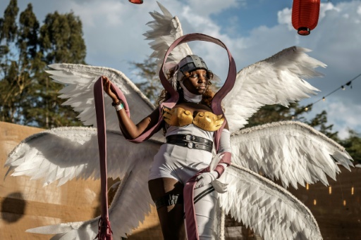 Yvonne Chockey, cosplayer kényane de 24 ans, pose le 22 août 2026 à Nairobi dans son costume d'Angewomon, personnage d'une franchise japonaise — Luis TATO / AFP