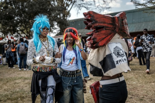 Des cosplayers posent, le 22 août 2026 à Nairobi, durant la convention Otamatsuri consacrée à la culture des mangas et animes japonais — Luis TATO / AFP