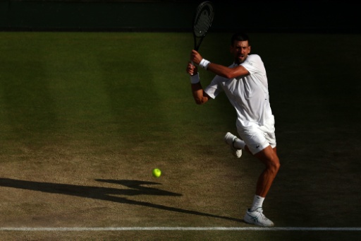 Le Serbe Novak Djokovic lors de sa défaite en demi-finale de Wimbledon contre le numéro 1 mondial italien Jannik Sinner le 10 juillet 2026